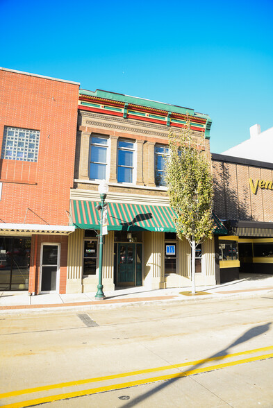 119 W 1st St, Dixon, IL for rent - Primary Photo - Image 1 of 3