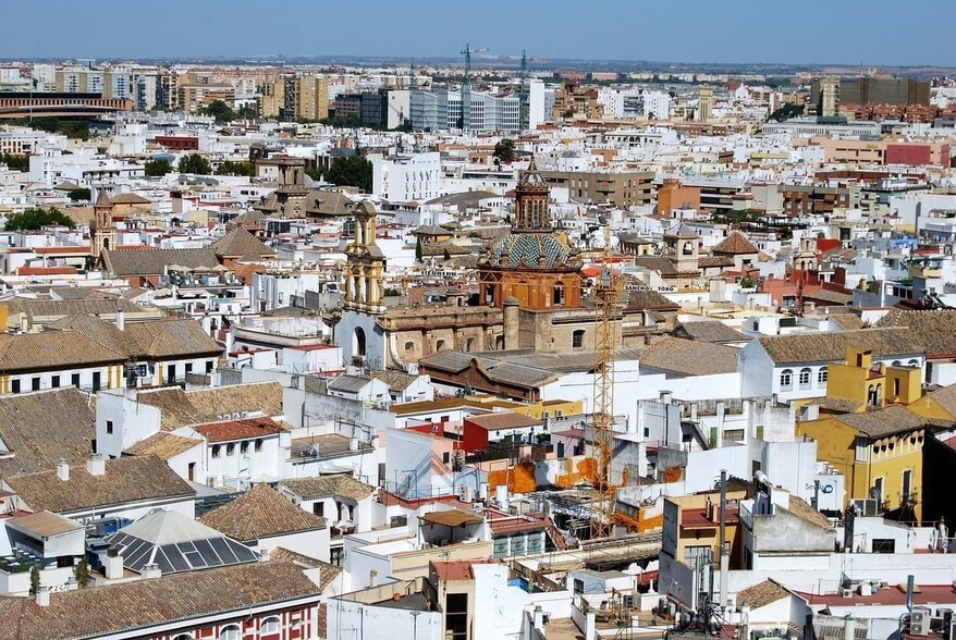 Office in Seville, Sevilla to rent - Building Photo - Image 3 of 12
