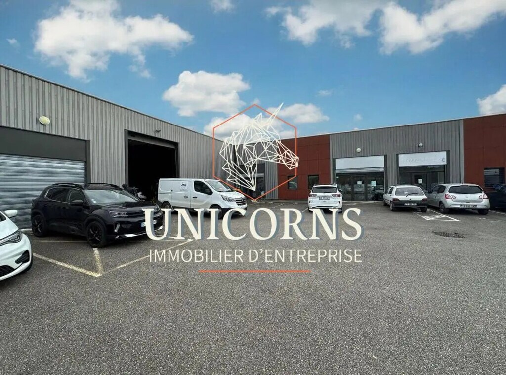 Location Entrepôt 1 021 m² - Photo 1