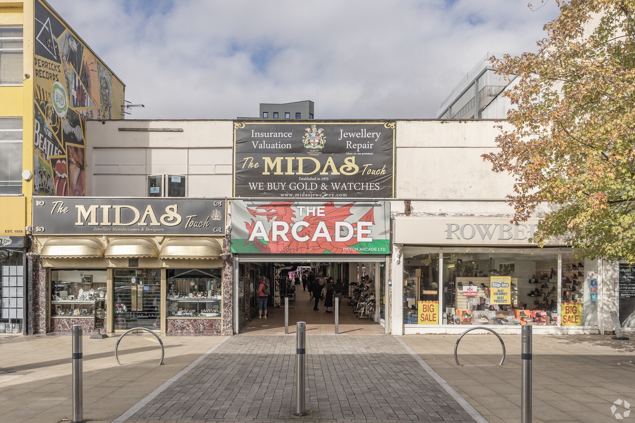 Oxford St, Swansea to rent Primary Photo- Image 1 of 11