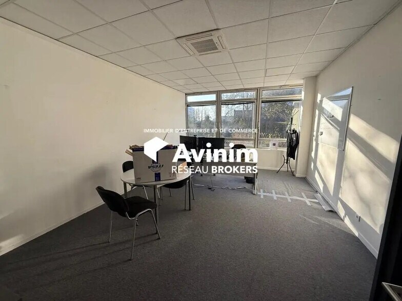 Office in Cergy to rent - Interior Photo - Image 2 of 4