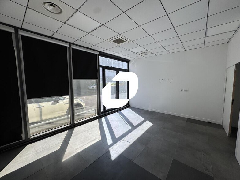 Office in Gentilly to rent - Interior Photo - Image 2 of 8
