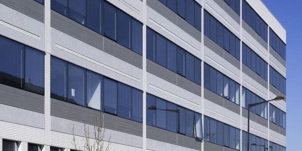 1 Avenue De Westphalie, Montigny-le-Bretonneux to rent - Building Photo - Image 2 of 7