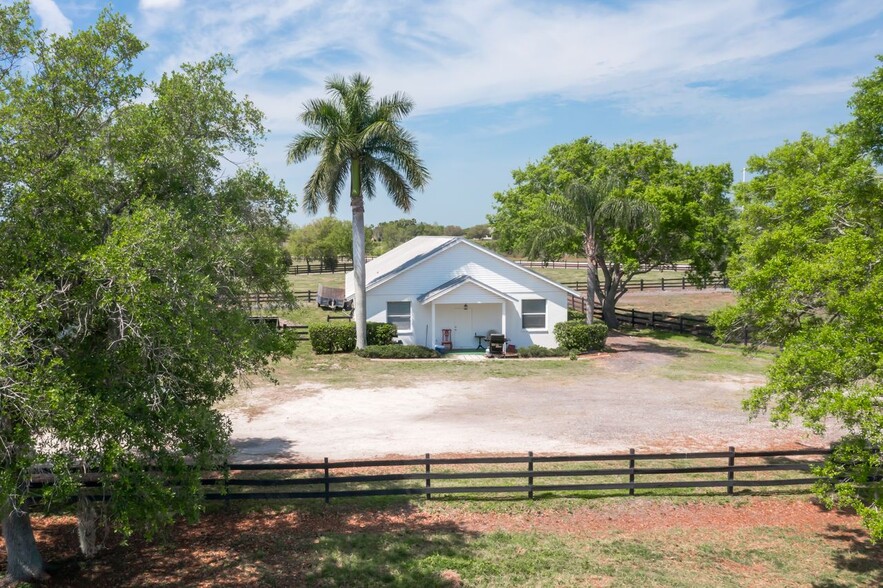 8325 Whiskey Pond Ln, Lakewood Ranch, FL for sale - Building Photo - Image 2 of 9