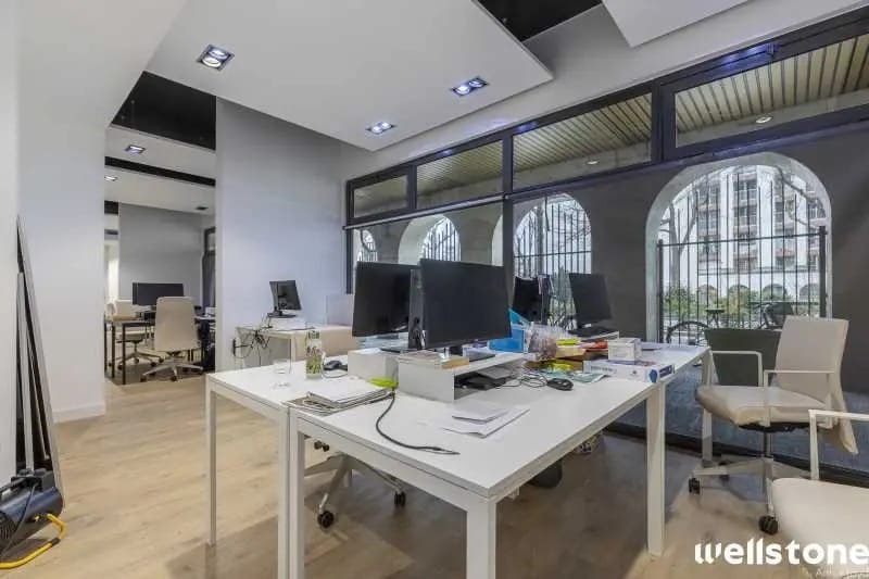 Vente Bureaux 311 m² - Photo 1
