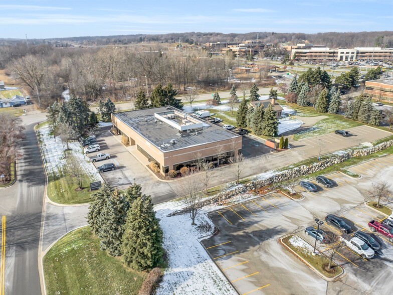 39340 Country Club Dr, Farmington Hills, MI for sale - Building Photo - Image 1 of 1