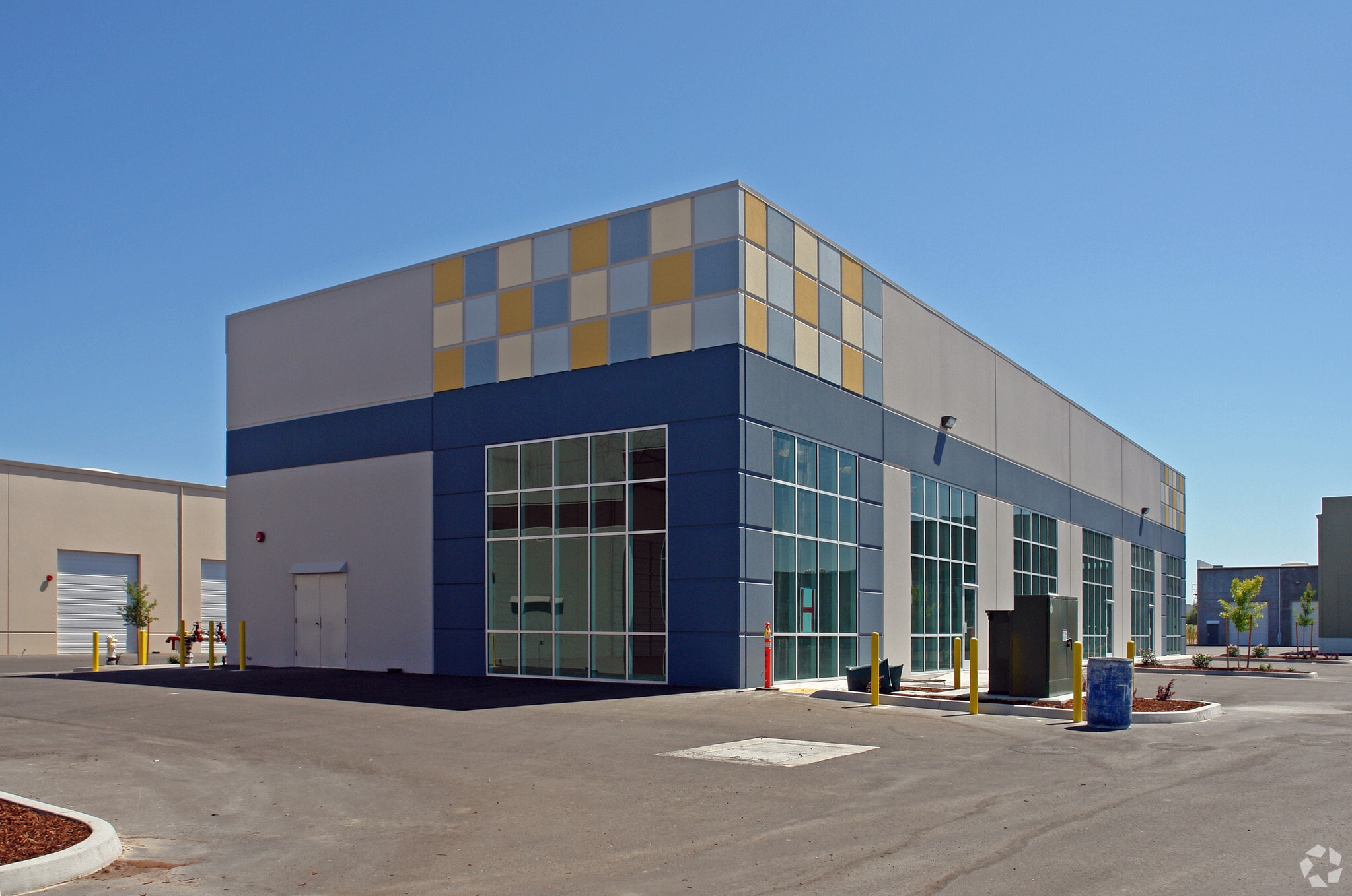 4015 N Freeway Blvd, Sacramento, CA to rent Primary Photo- Image 1 of 5