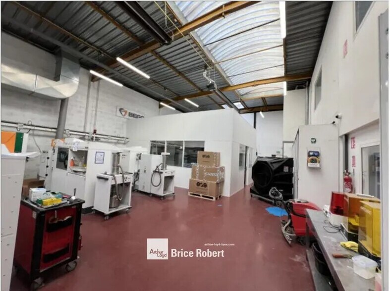Light Industrial in Villeurbanne to rent - Interior Photo - Image 2 of 10