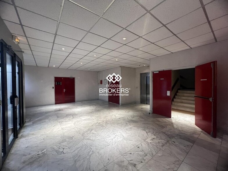 Office in Villebon-sur-Yvette to rent - Lobby - Image 2 of 8