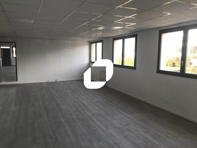 Light Industrial in Émerainville to rent - Interior Photo - Image 3 of 3