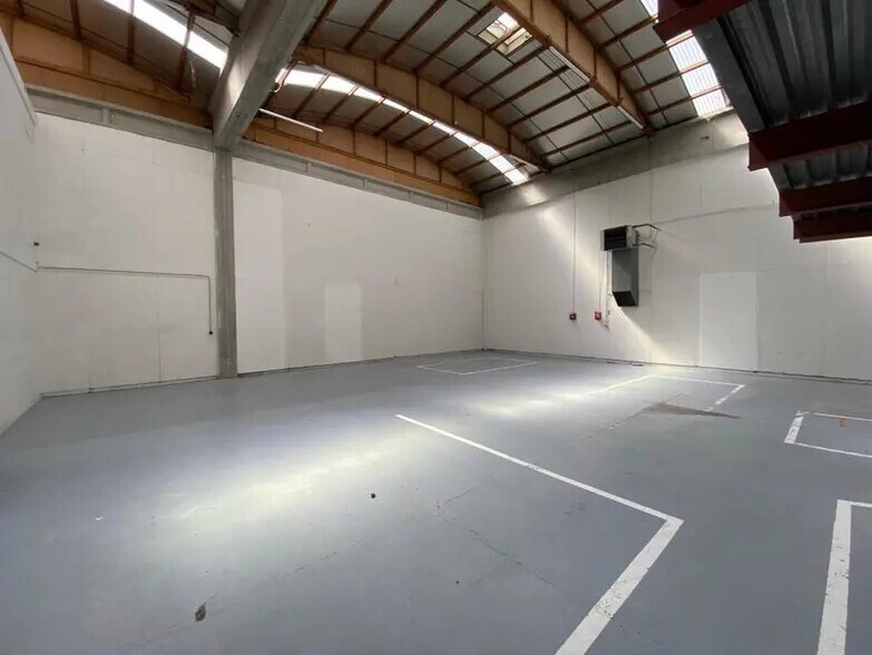 Light Industrial in Dardilly to rent - Interior Photo - Image 3 of 8