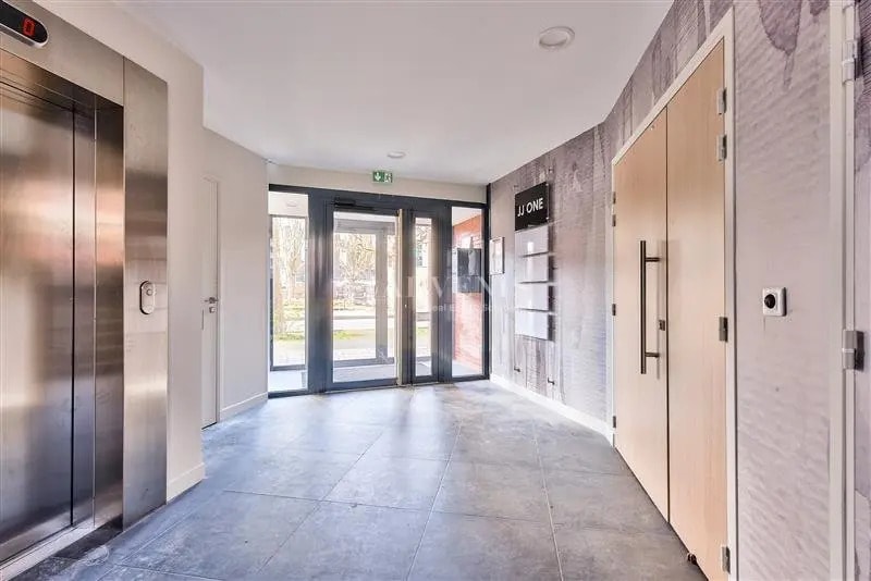 Office in Guyancourt to rent - Lobby - Image 3 of 4