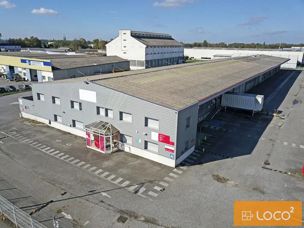 Location Entrepôt 2 720 m² - Photo 1