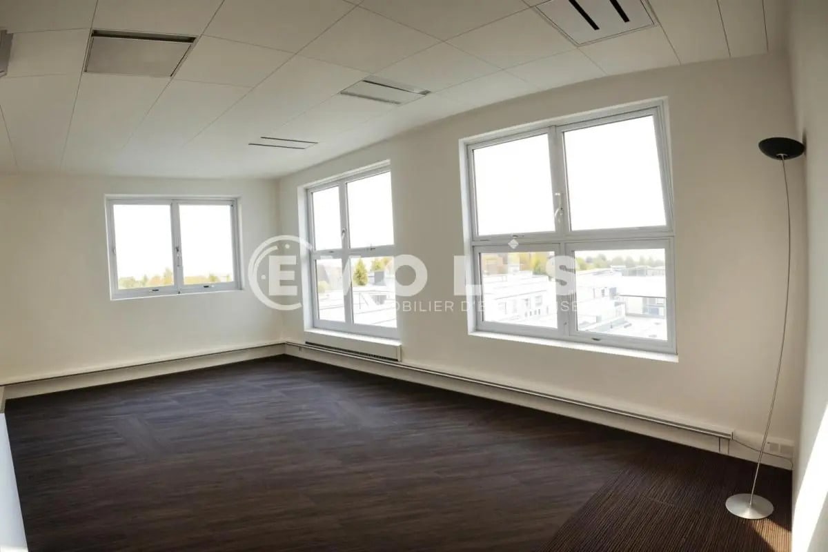 Office in Villiers-sur-Marne to rent Building Photo- Image 1 of 34