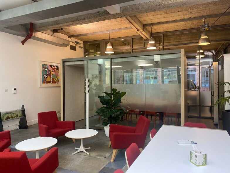 1 Richmond Mews, London to rent - Interior Photo - Image 2 of 13