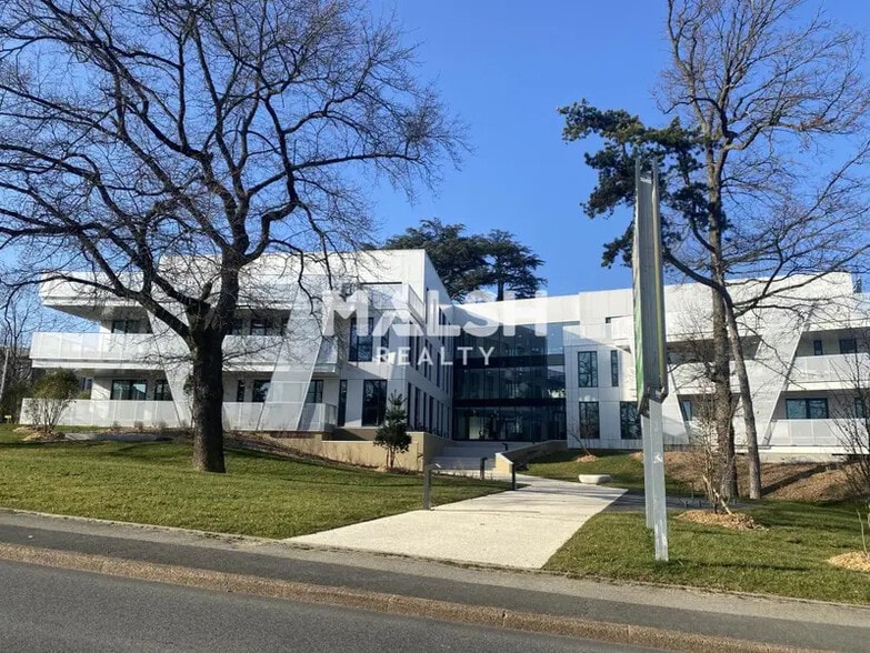 Office in Limonest to rent - Building Photo - Image 1 of 13