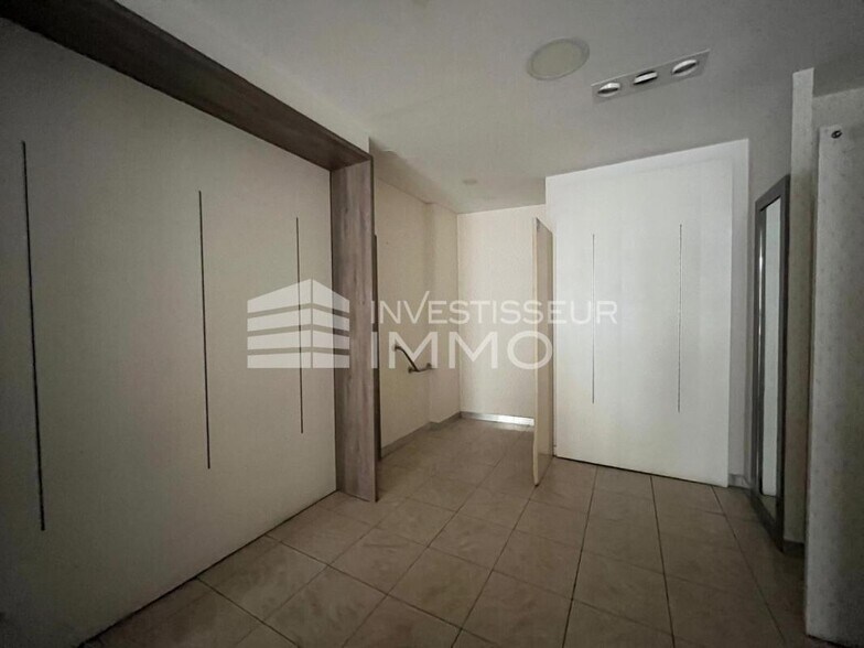 Retail in Paris to rent - Interior Photo - Image 3 of 4