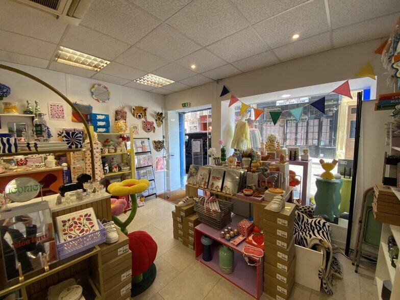 Retail in Paris to rent - Interior Photo - Image 2 of 6