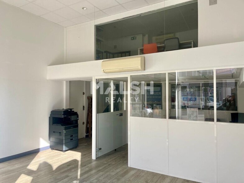 Retail in Villeurbanne to rent - Interior Photo - Image 2 of 12