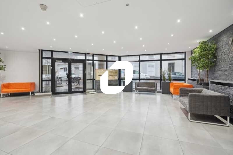 Office in Levallois Perret to rent - Lobby - Image 2 of 14