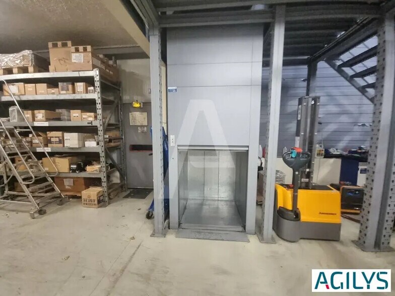 Light Industrial in Palaiseau for sale - Interior Photo - Image 2 of 8
