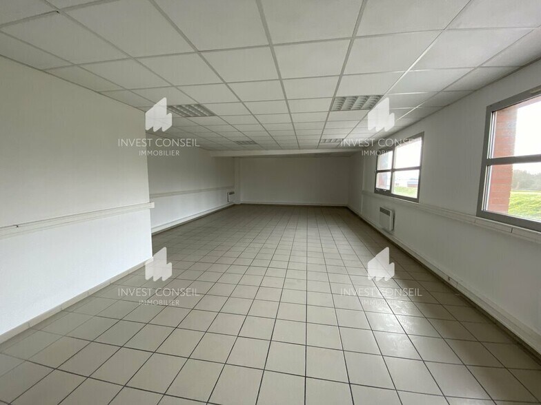 Light Industrial in Chambly to rent - Interior Photo - Image 3 of 6