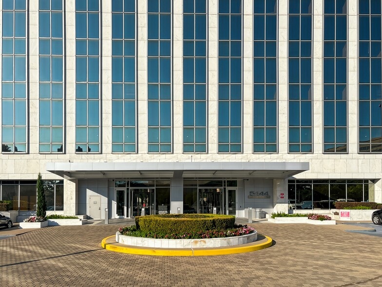 5444 Westheimer Rd, Houston, TX to rent - Building Photo - Image 3 of 13