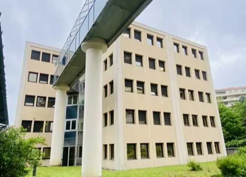 Office in Villeurbanne to rent - Building Photo - Image 1 of 11