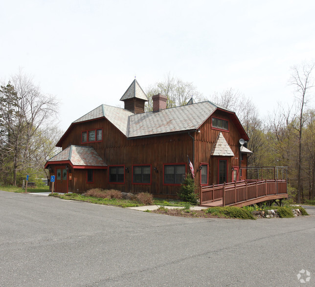 242 Pittsfield Rd, Lenox, MA for sale - Building Photo - Image 1 of 38