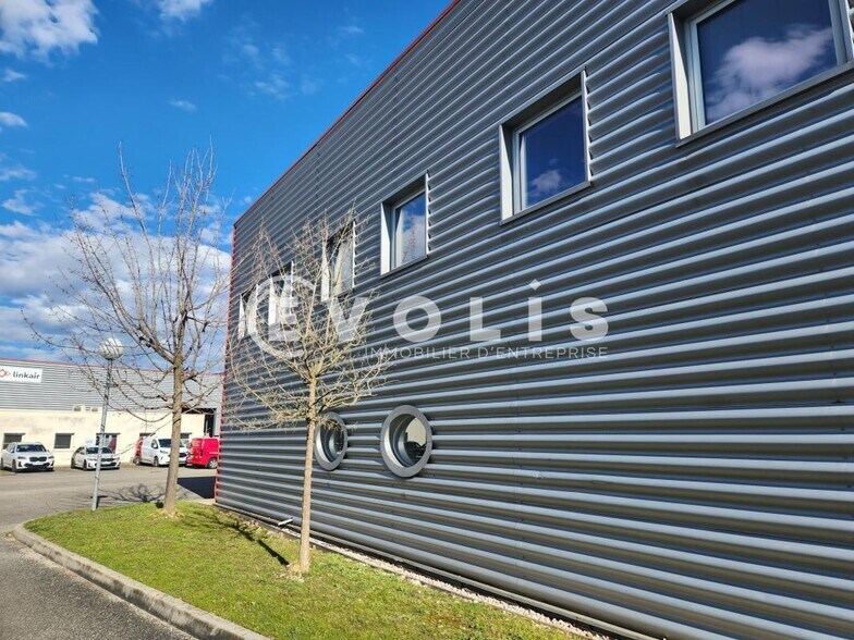 36 Rue Champ Dolin, Saint-Priest to rent - Building Photo - Image 3 of 17