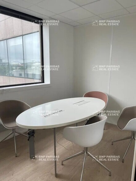 12 Rue Paul Dautier, Vélizy-Villacoublay to rent - Building Photo - Image 2 of 7