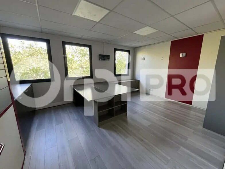 Office in Saint-Genis-Laval for sale - Interior Photo - Image 3 of 9