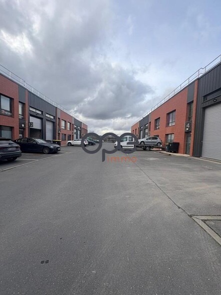 Light Industrial in Groslay to rent - Building Photo - Image 1 of 5