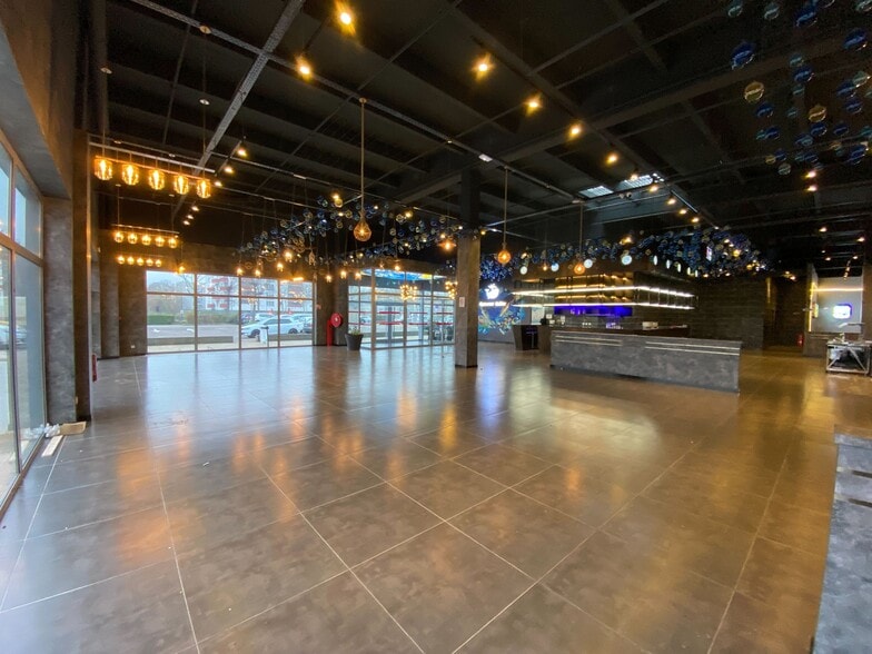 Retail in Les Mureaux to rent - Building Photo - Image 2 of 4