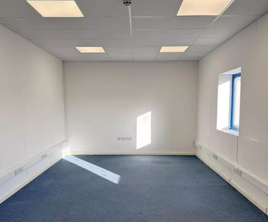 4 Raven Rd, London to rent Interior Photo- Image 1 of 3
