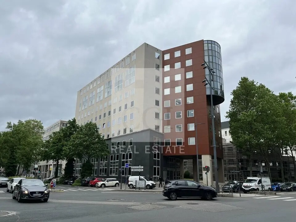 Office in Villeurbanne to rent Building Photo- Image 1 of 13