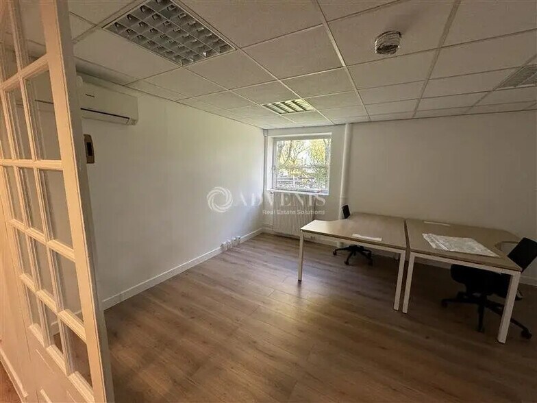 Office in Croissy-Beaubourg to rent - Interior Photo - Image 2 of 6