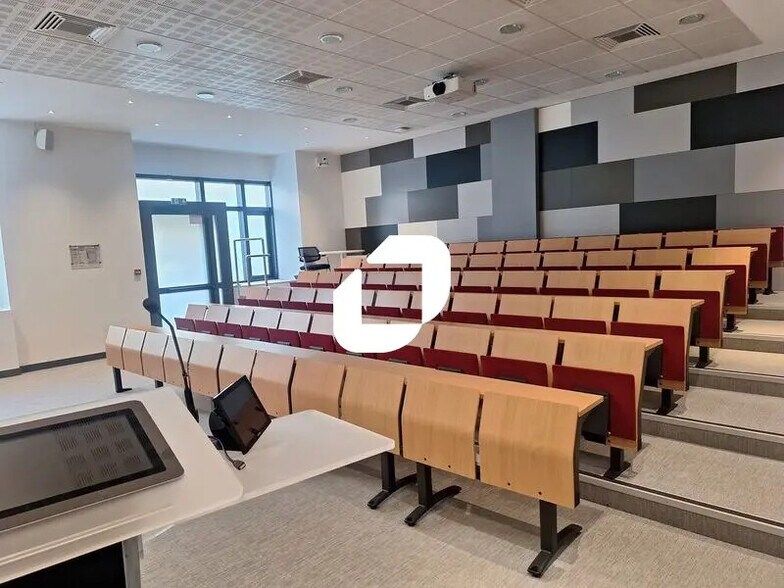 Office in Clichy to rent - Building Photo - Image 2 of 15