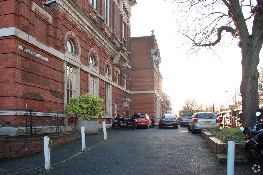 213 Haverstock Hl, London to rent - Building Photo - Image 2 of 6