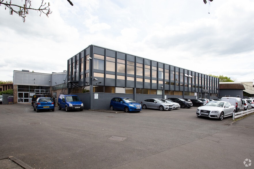 326-338 Molesey Rd, Walton On Thames to rent - Primary Photo - Image 1 of 17