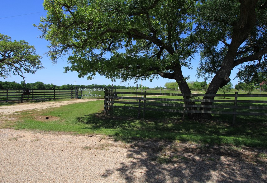 1453 County Road 250, Cameron, TX for sale - Primary Photo - Image 1 of 1