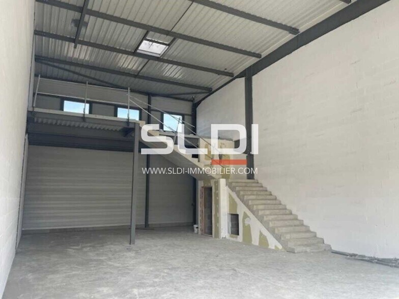 Light Industrial in Rillieux-la-Pape for sale - Interior Photo - Image 3 of 7