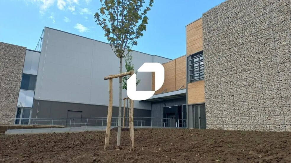 Industrial in Puiseux-en-France to rent - Building Photo - Image 3 of 17