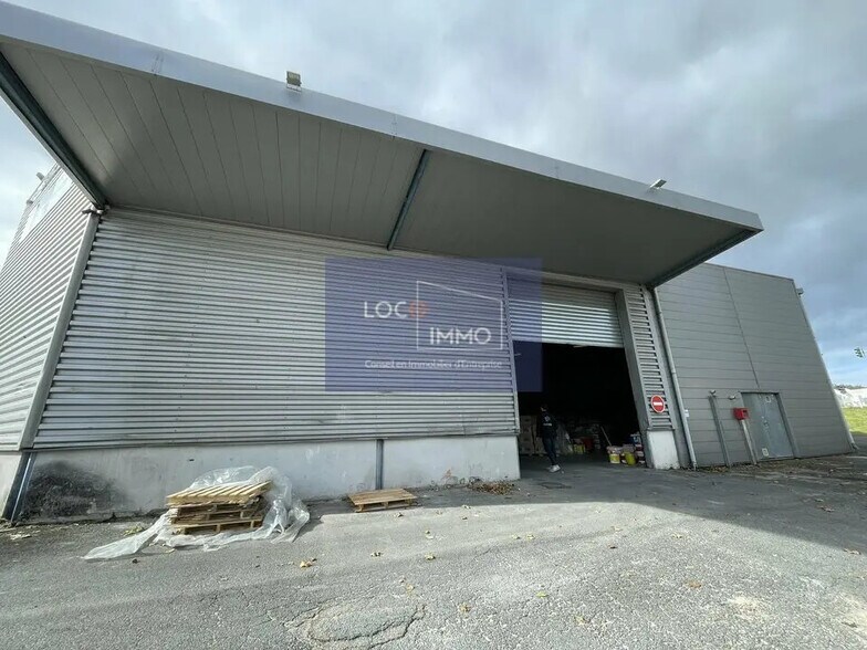 Light Industrial in Lormont to rent - Building Photo - Image 2 of 12