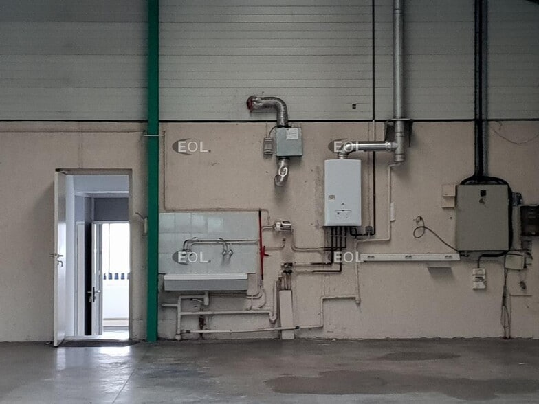 Light Industrial in Saint-Genis-Laval to rent - Building Photo - Image 3 of 7