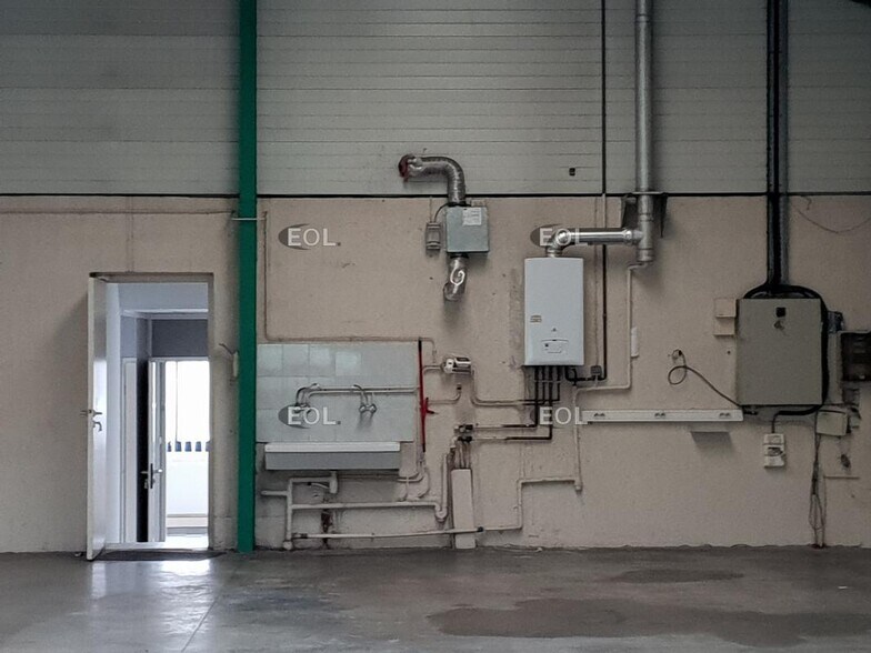 Light Industrial in Saint-Genis-Laval to rent - Interior Photo - Image 3 of 7