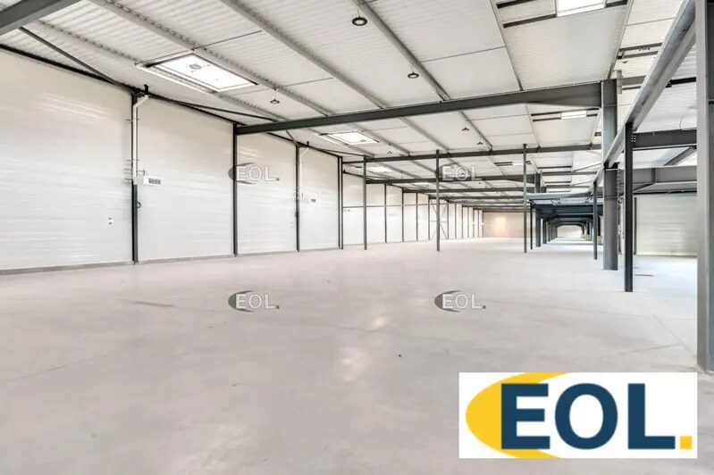 Light Industrial in Le Thillay to rent - Interior Photo - Image 2 of 9