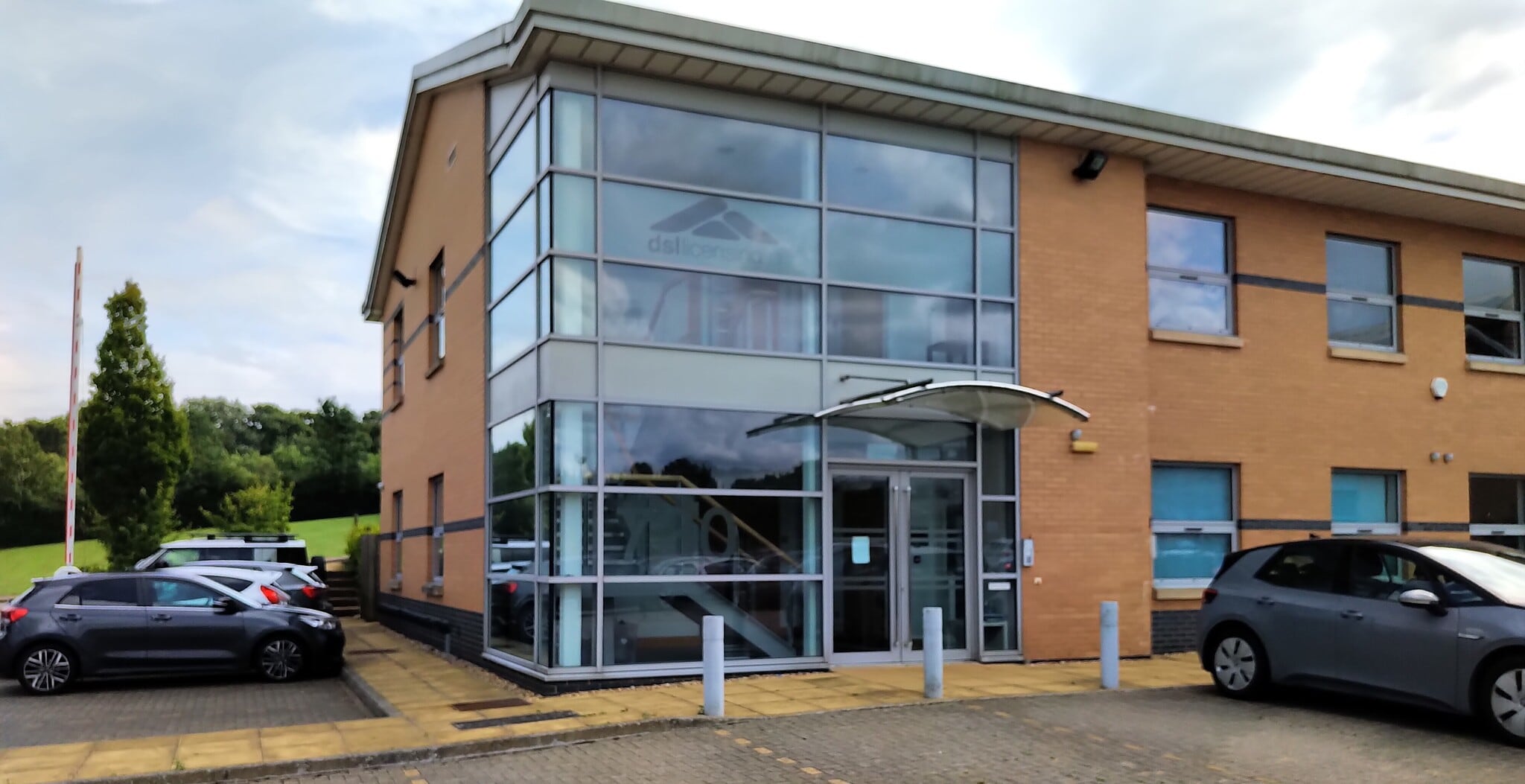729-730 Capability Green, Luton to rent Building Photo- Image 1 of 5