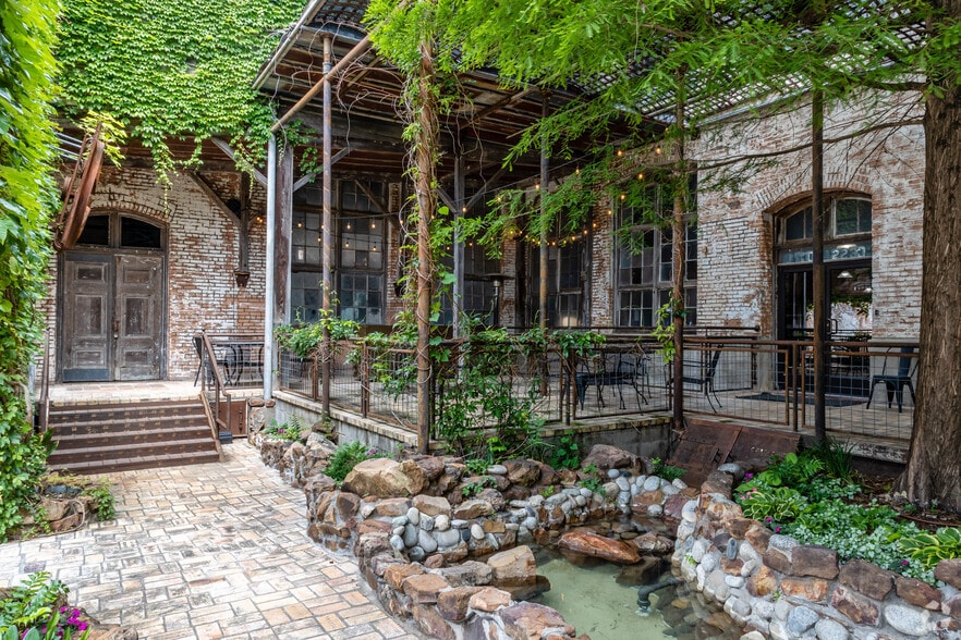 610 Elm St, McKinney, TX to rent - Building Photo - Image 3 of 22