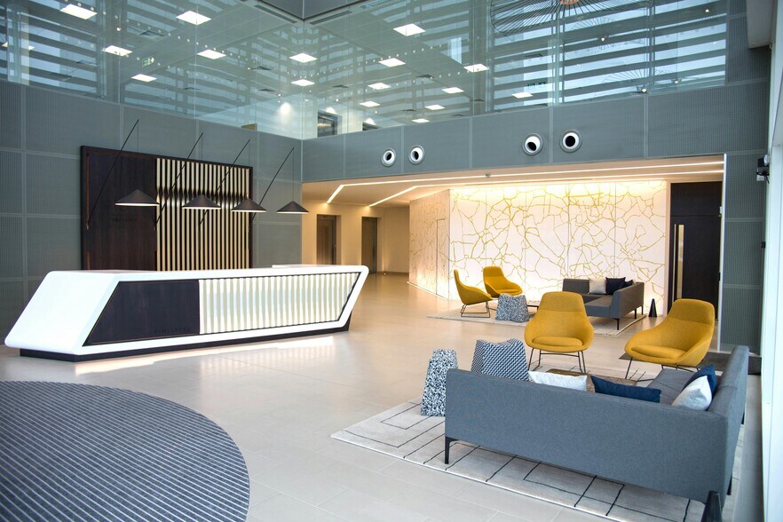 5 Chertsey Ln, Staines to rent - Building Photo - Image 2 of 13